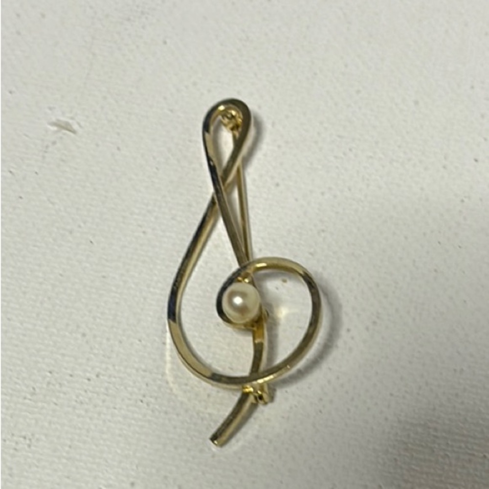 Gold Treble Clef Brooch with Polished Finish